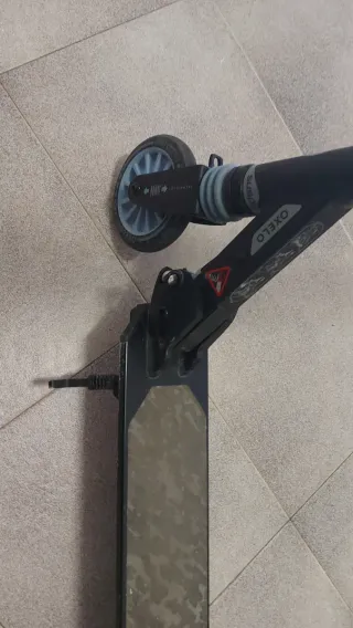 Patinete negro con azul