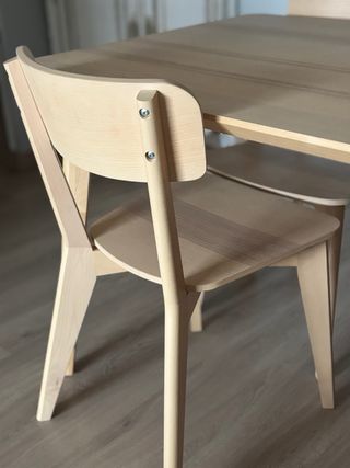 Mesa de salon y cuatro dillas