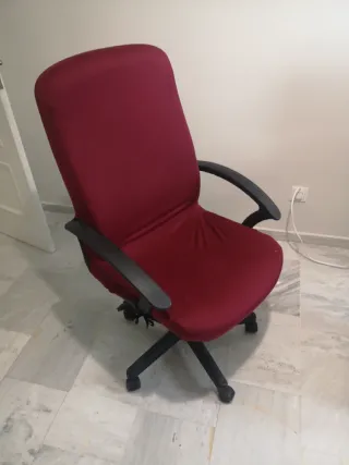 Silla de oficina con funda roja
