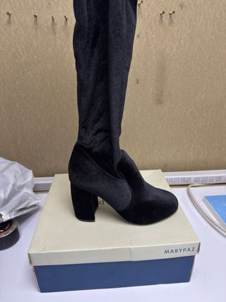 Lote de zapatos variados.