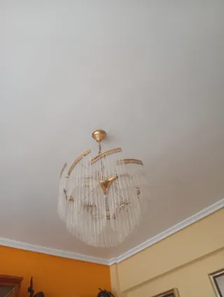 Lámpara de techo dorada con cristales