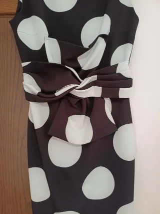 Vestido fiesta lunares negro y blanco.