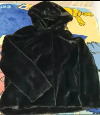 Abrigo negro con capucha