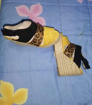 Tacones negros y amarillos talla 37