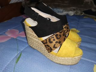 Tacones negros y amarillos talla 37