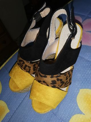 Tacones negros y amarillos talla 37