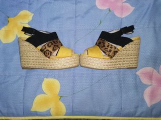 Tacones negros y amarillos talla 37