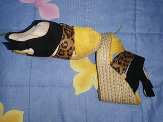 Tacones negros y amarillos talla 37