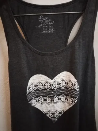 Camiseta gris con corazón blanco talla L-XL