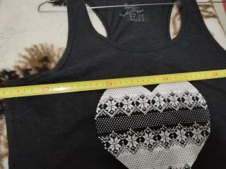 Camiseta gris con corazón blanco talla L-XL