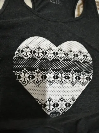 Camiseta gris con corazón blanco talla L-XL