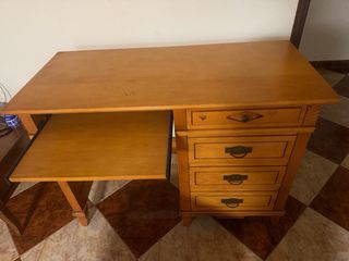 Escritorio de madera con cajones