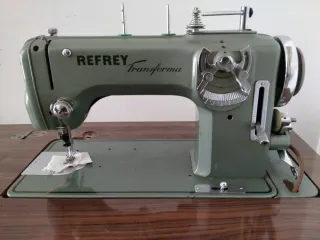 Máquina de coser Refrey con mueble