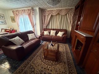 Sofá de piel y mesa de centro