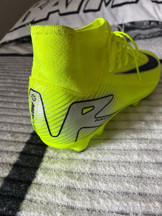 Bota de fútbol firmada por Asensio