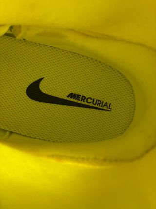 Bota de fútbol firmada por Asensio