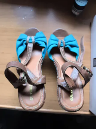 Sandalias Marrones y Azules con Lazo