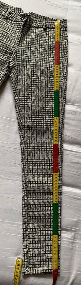Pantaloni a quadri bianchi e neri