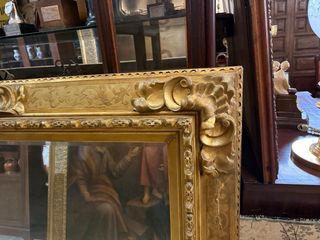 Espejo grande dorado con marco tallado