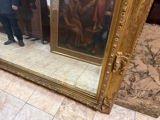 Espejo grande dorado con marco tallado