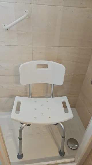 Silla de ducha con respaldo y asas