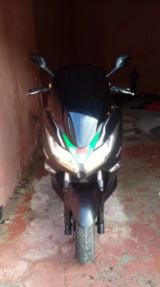 Kawasaki J300 Maxi Scooter