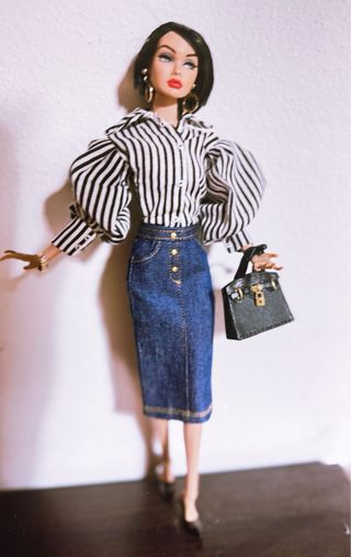 Abiti per bambole: blusa e gonna jeans