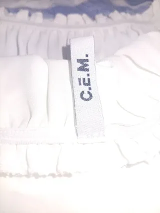 Blusa blanca hombros descubiertos bordada