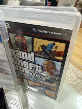 Consola PS3 con 2 mandos y 5 juegos