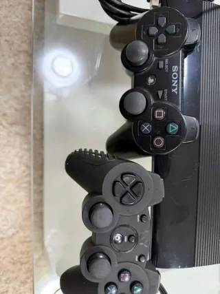 Consola PS3 con 2 mandos y 5 juegos