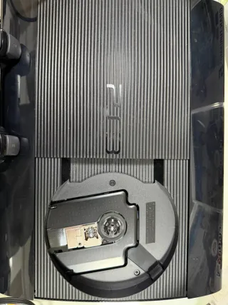 Consola PS3 con 2 mandos y 5 juegos