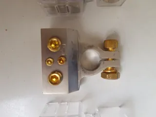 Terminales de Batería con Cubierta Protectora