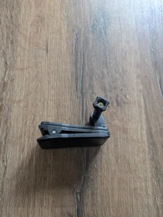 Pinza para cámara de acción