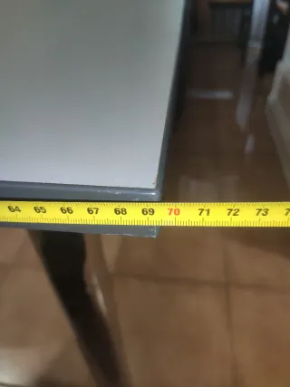 Escritorio ergonómico gris y plateado