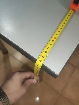 Escritorio ergonómico gris y plateado