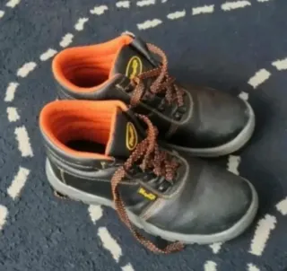 Botas de seguridad negras y naranjas