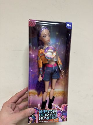 Boneca KPop Demon Hunters com Música Rumi