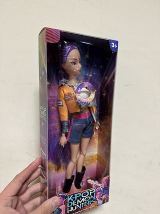 Boneca KPop Demon Hunters com Música Rumi