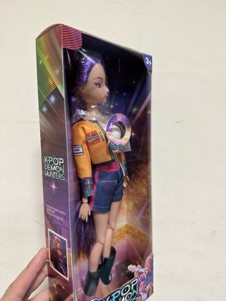 Boneca KPop Demon Hunters com Música Rumi