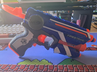 Nerf Firestrike Elite + 3 Dardi – Blaster