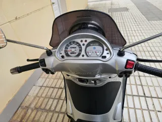 Piaggio Beverly 400 Maxi Scooter