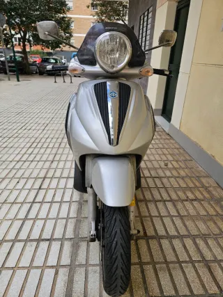 Piaggio Beverly 400 Maxi Scooter