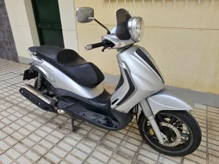 Piaggio Beverly 400 Maxi Scooter