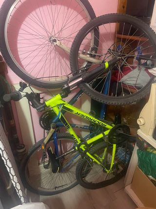 Bicicletas Rockrider y otra azul