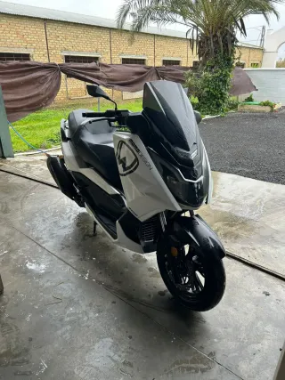 Maxi Scooter 125cc Blanca y Negra Wottan storm-t