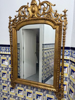 Espejo dorado con marco tallado