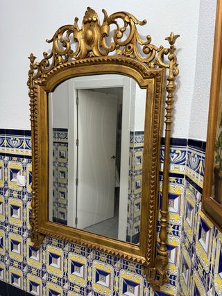 Espejo dorado con marco tallado