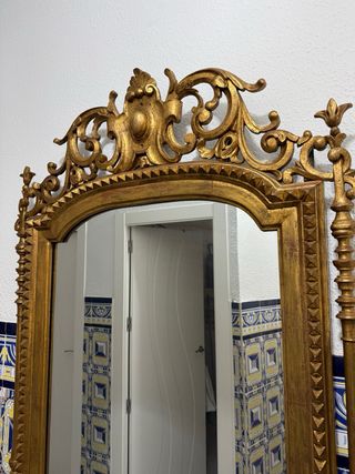 Espejo dorado con marco tallado