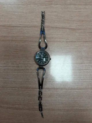 Reloj de pulsera plateado y negro
