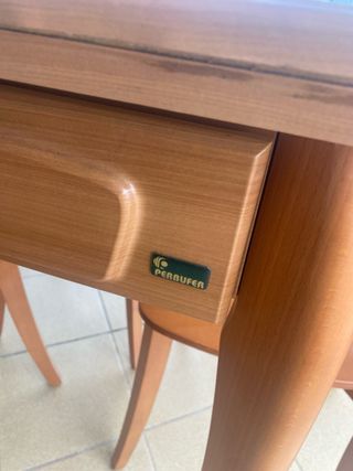 Mesa de comedor de madera